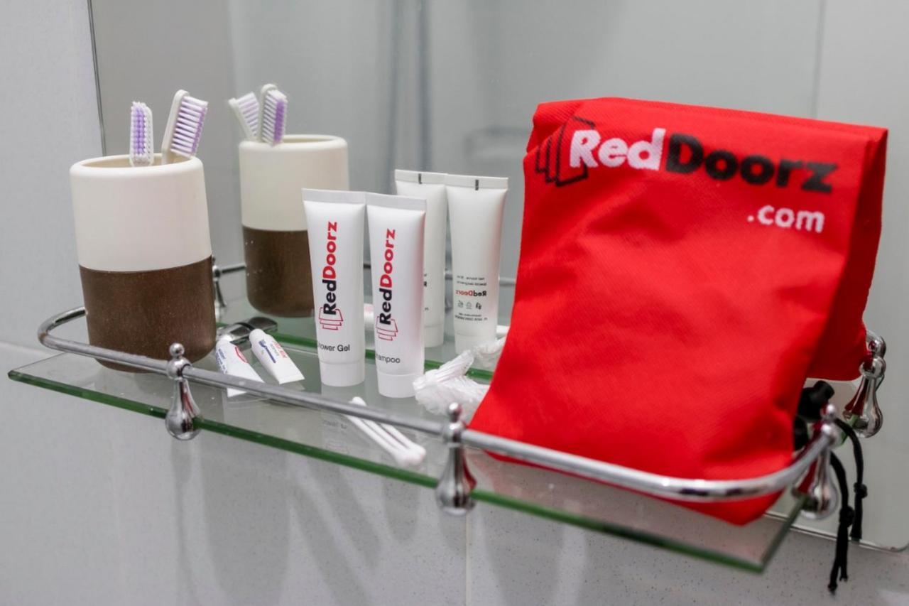 Reddoorz Plus @ Bitung City Center Eksteriør bilde